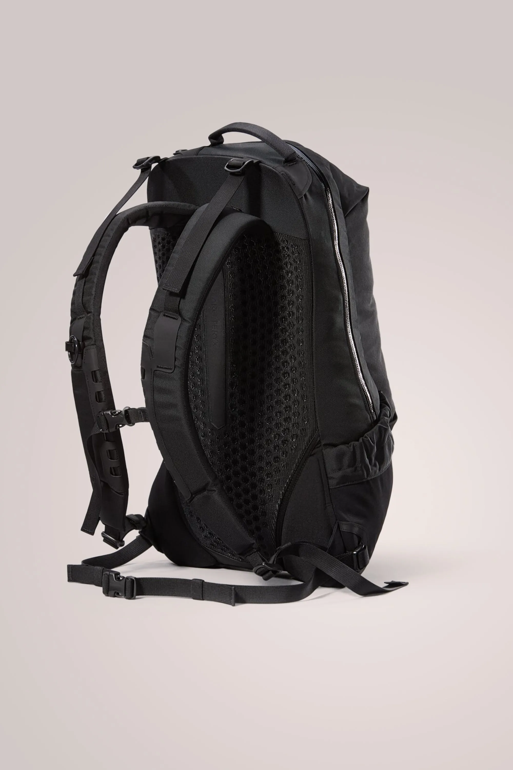 Arc'teryx Arro 22 Backpack in Black II